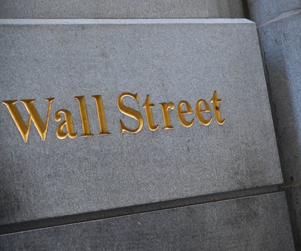 US Stocks Tumble as Virus Cases Continue Climb