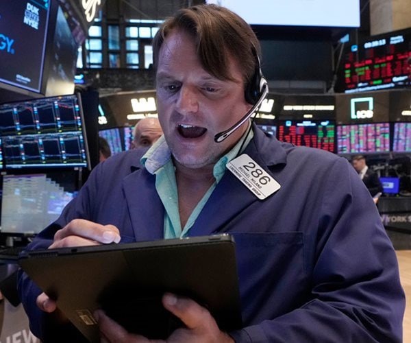 Traders Maintain Global Stock Rout Not a Recession Sign