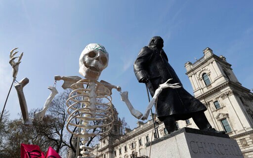 UK Police Arrest More than 100 in Climate Change Protests