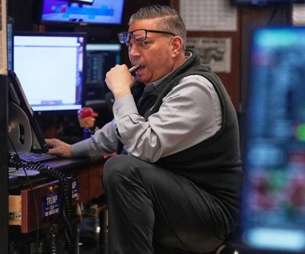 Wall Street Edges Higher on Mideast Outlook