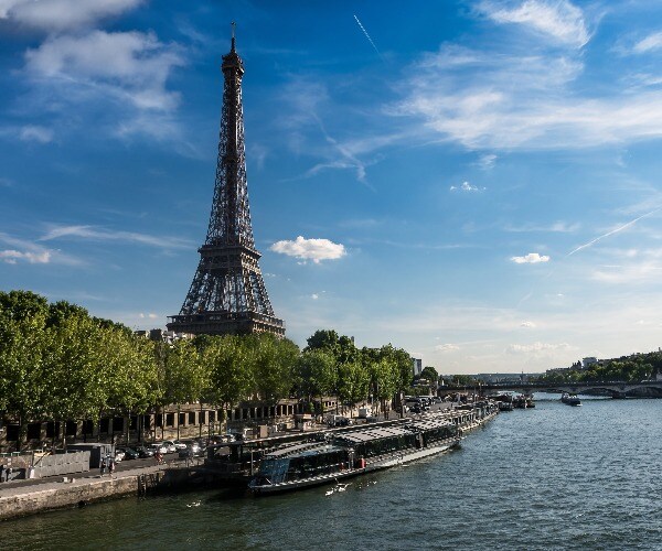 The Latest: Iowans Living in Egypt, Italy Caucus in Paris