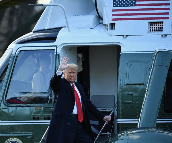 donald trump waves as he boards presidential helicopter