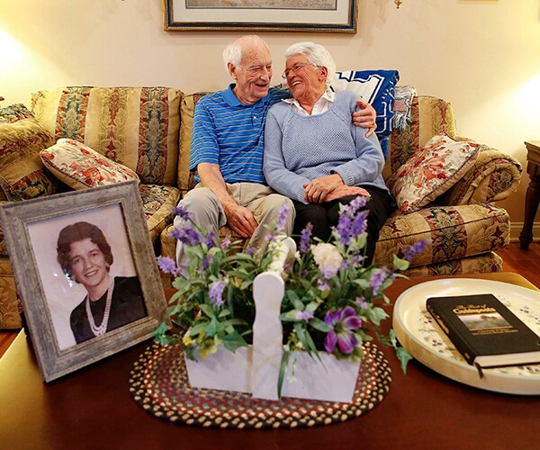 Lillian Barnes and Harold Holland Remarry 50 Years After Divorce(01)