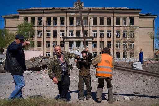 Last Women and Children Evacuated from Ukrainian Steel Mill