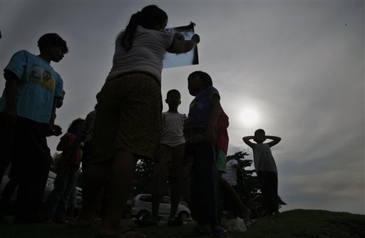 Prayers, Cheers as Total Eclipse Darkens Swathe of Indonesia