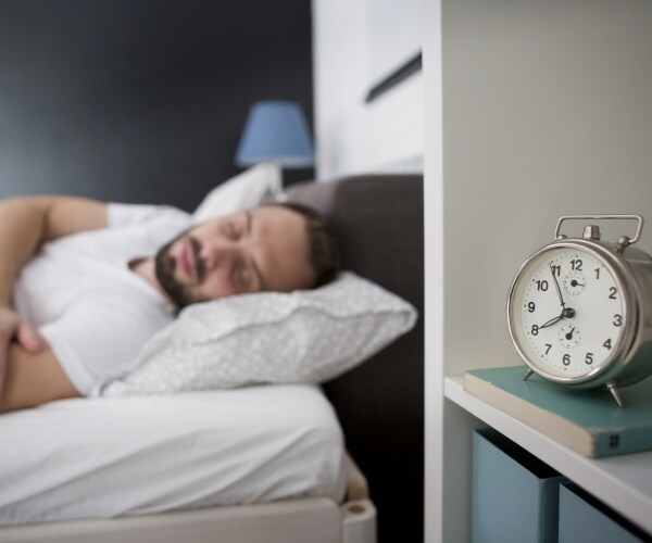 Irregular Sleep Linked to 172 Diseases - Neuroscience News