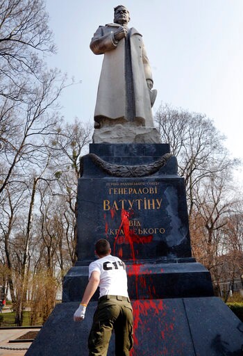 Ukrainian Nationalists Vandalize Soviet-era Monument in Kiev