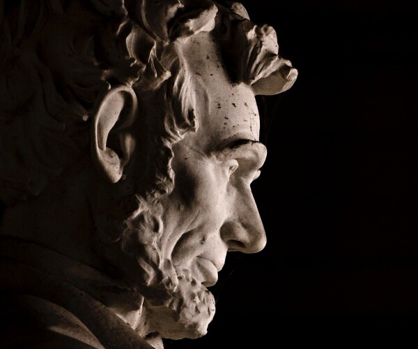 statue of abraham lincoln at lincoln memorial 