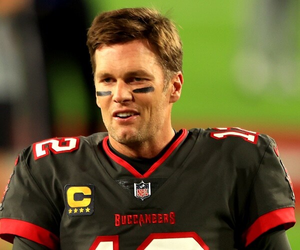 tom brady walks off field