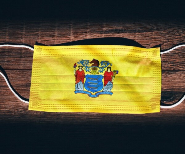 a surgical mask with a new jersey flag