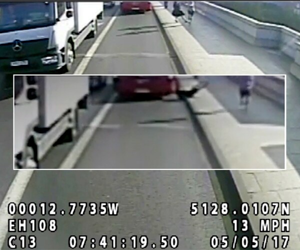 London Jogger Who Pushed Woman in Front of Bus Sought by Police