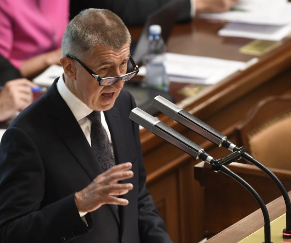 Czech Government Wins Confidence Vote Backed by Communists