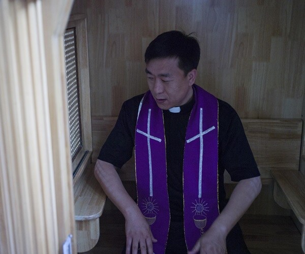 Chinese Christians Hold Protest on Church Roof to Protect Cross
