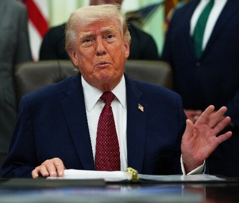 Trump Pauses Military Action Against Iran <br>at Pakistanis' Request