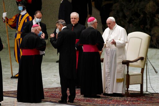 Pope Reverts Back to Mask-less Old Ways at Indoor Audience
