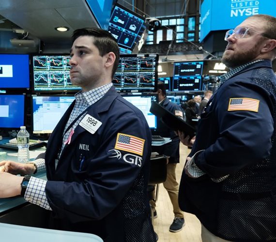 Stocks Tumble on Profit, Economy Worries