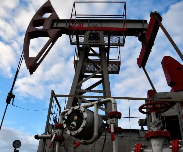 Oil Slumps to Pre-Ukraine War Levels on Economic Jitters