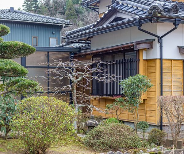 Travelers Swap Houses, Walk Dogs in Age of Inflation