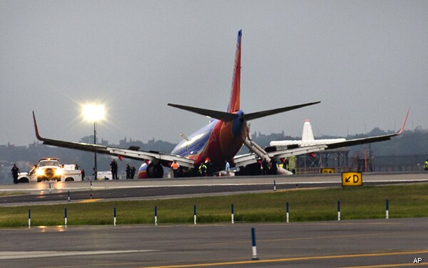 LaGuardia: Landing Gear Failed on Southwest Plane