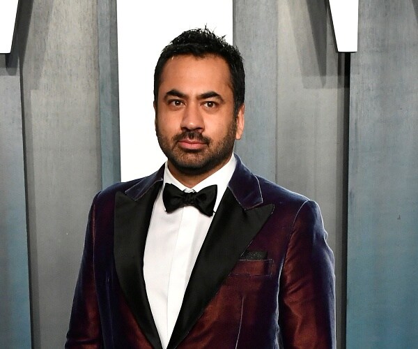 kal penn arrives at oscar party