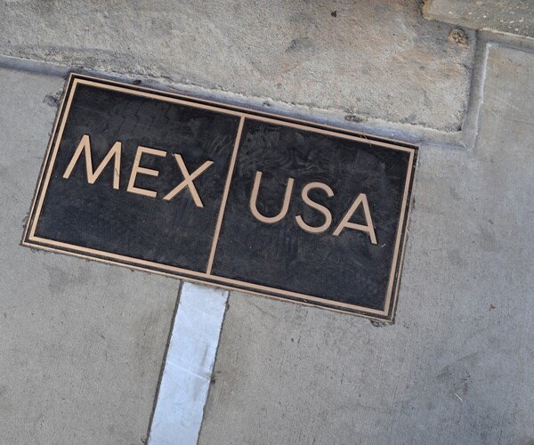 a sign marks the border between the u.s. and mexico in california