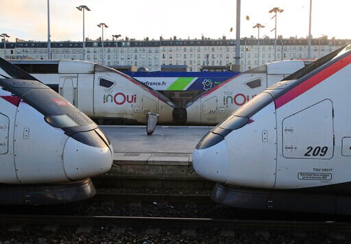 France on Strike: New Protests in Paris, Negotiations Resume