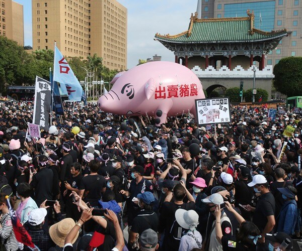 Thousands March in Taiwan Against US Pork Imports