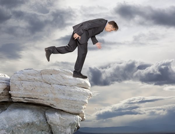 US Economy Putters Along, Trying to Avoid Fiscal Cliff