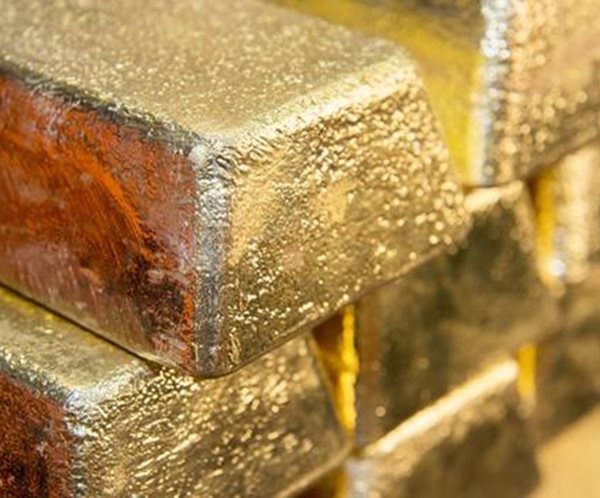 Gold Jumps 8.4 Percent in Best Quarter in Year Amid Political Fears
