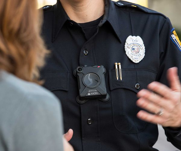 Taser Offers Free Body Cameras to All US Police Officers, Changes Name