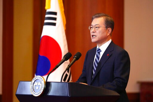 Moon Renews Invitation for Kim to Visit South Korea