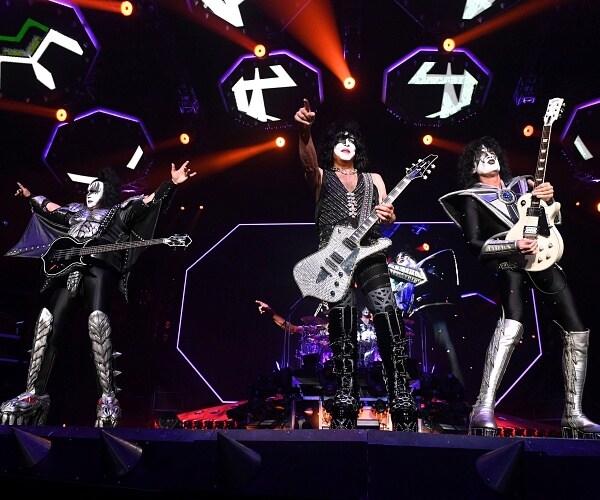 the band kiss perform onstage