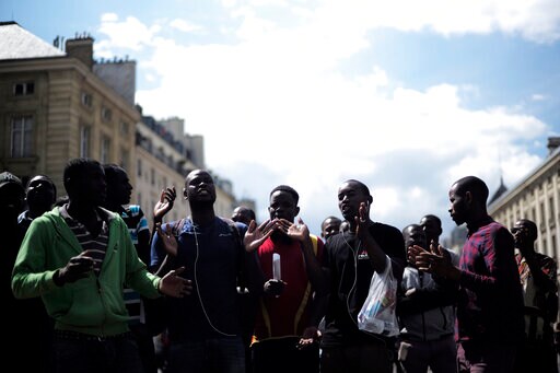 Police Clear out Dozens Occupying Pantheon to Demand Papers