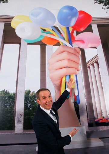 Artist Koons Meets French Minister over Sculpture Dispute