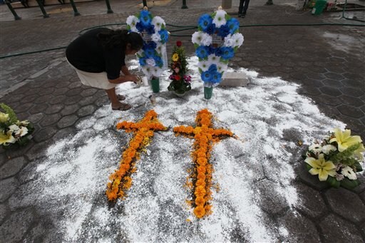 In Frightened Mexico Town, a Mob Kills 2 Young Pollsters