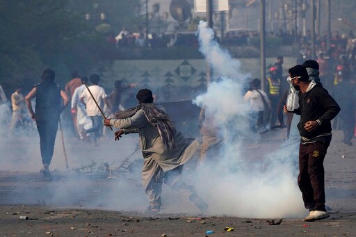More Clashes in Pakistan as Police Try to Arrest Imran Khan