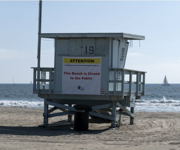 la in california closed sign on lifeguard hut at venice beach during coronavirus 