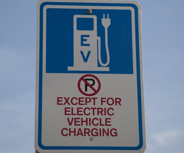 Billionaire Scores 3,000% Gain Through Electric-Vehicle SPAC