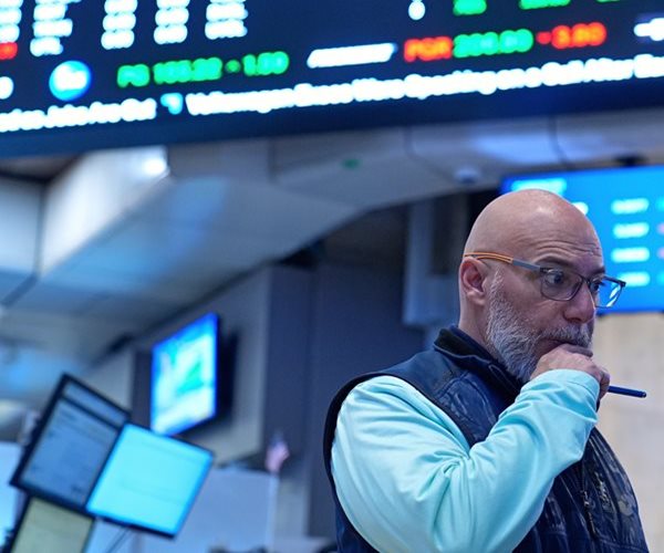 Stocks Remain Calm Even as Oil Returns to Climbing