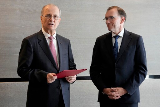 Norway Hands over Papers for Diplomatic Recognition to the Palestinian Prime Minister