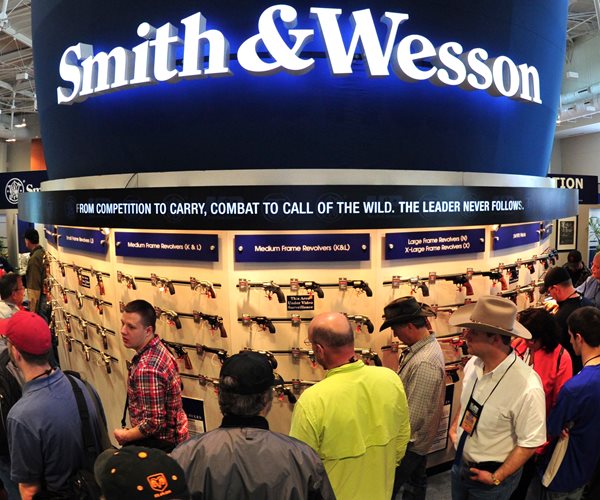 gun show attendees mill in front of the smith & wesson booth