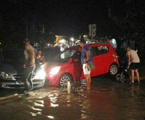 Greece Earthquake Kills 2, Sends Island Tourists Into Panic