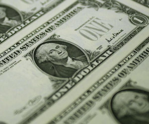 Dollar Bears' Case Grows Stronger as Wagers on Fed Hikes Fade