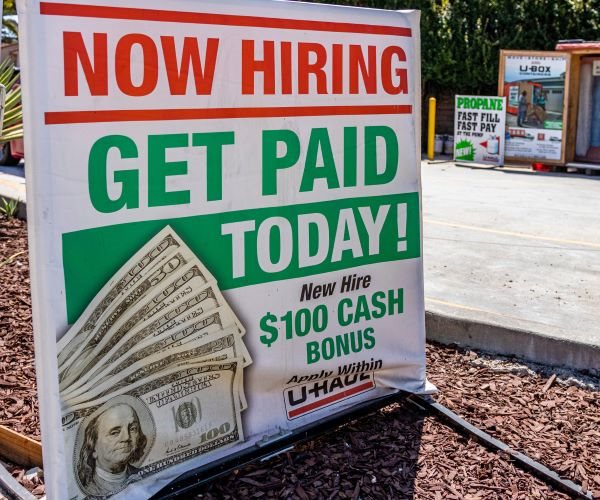 US Weekly Jobless Claims Drop; Layoffs Fall in August 