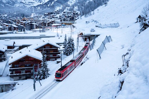 After 2-day Halt, Trains to Snowbound Swiss Town Resume