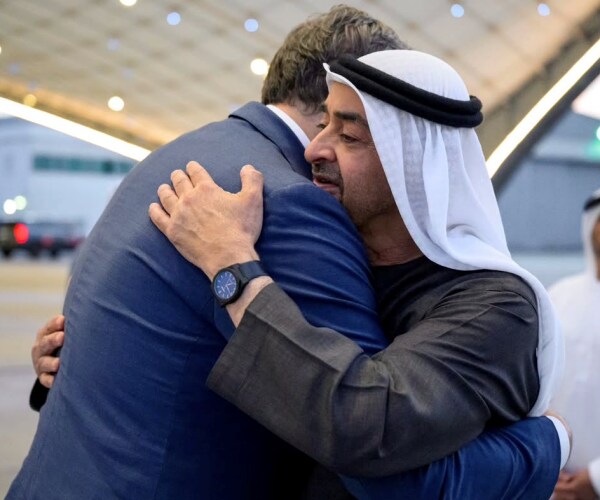 aleksandar vucic embraces mohamed bin zayed al nahyan
