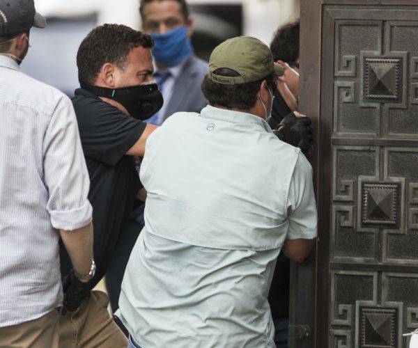 US Officials Take Over Chinese Consulate in Houston