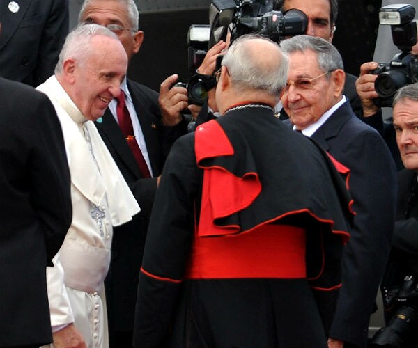 Castro Jabs US at Pope's Arrival in Havana