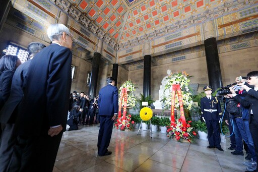 Former Taiwan Leader Ma Views Sun Yat-sen Tomb in China Tour