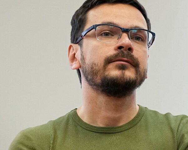 Kremlin Critic Charged Over Criticizing Fighting in Ukraine